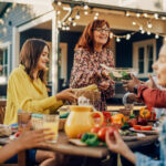 Gruppe sitzt am Tisch im Garten