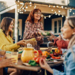 Gruppe sitzt am Tisch im Garten