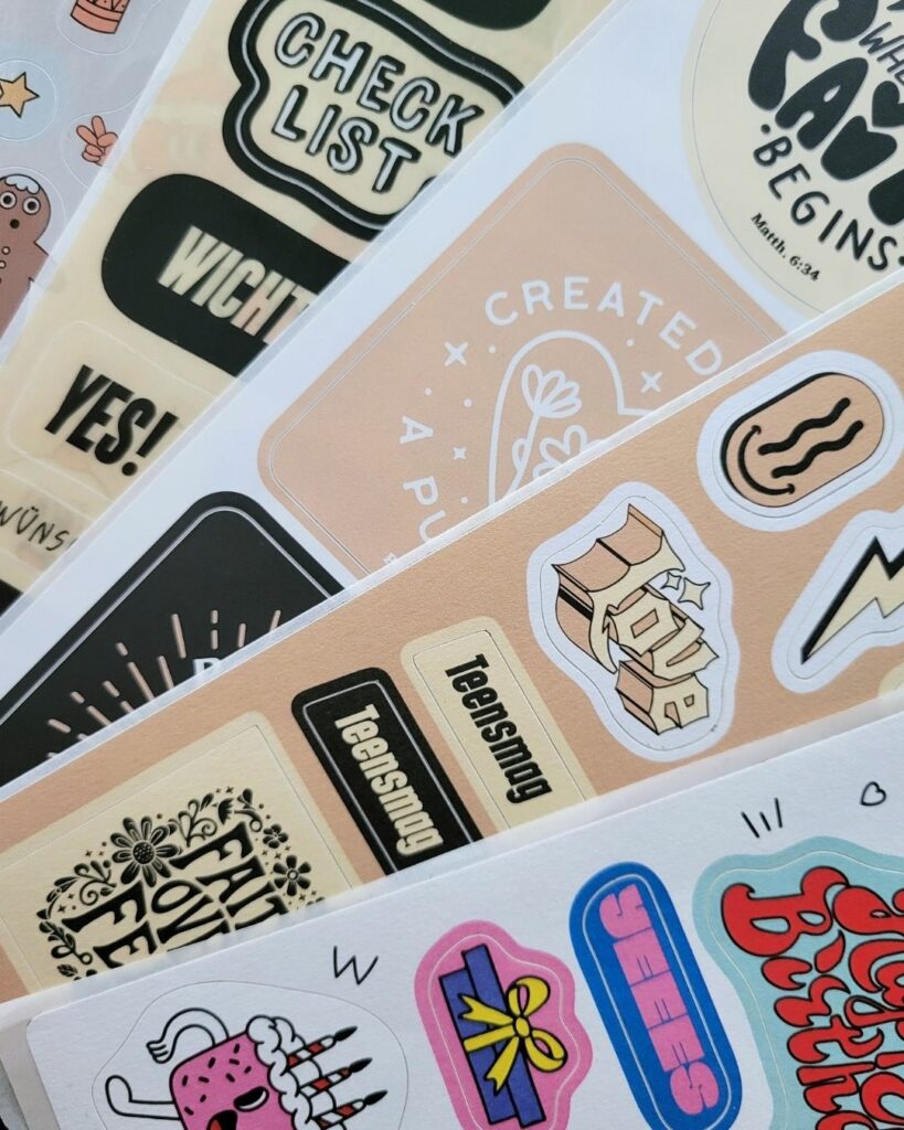 Alle Stickerboegen nebeneinander als Faecher dargestellt