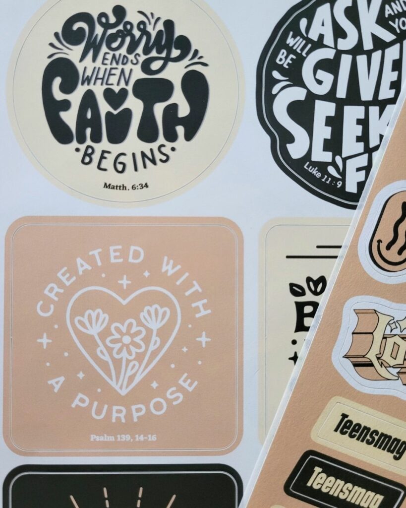 Nahaufnahme von den Stickern mit Bibelvers