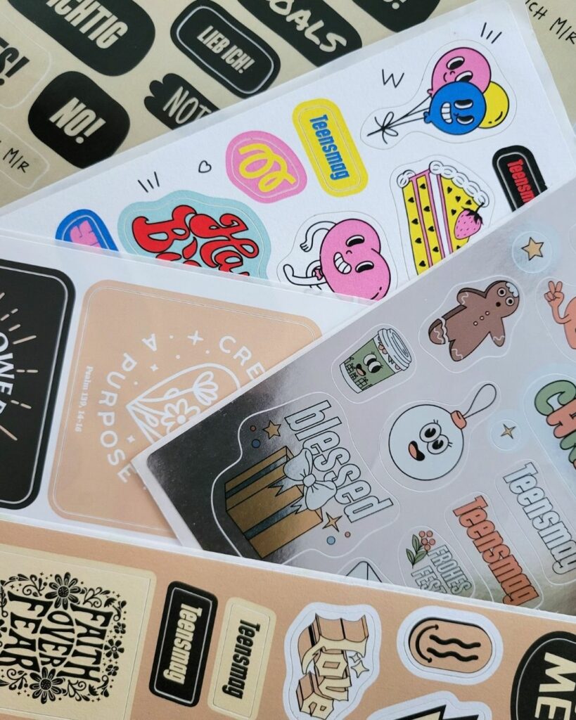 Alle Stickerboegen im Stapel aufeinander